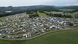 Der Campingplatz mit den aufgeschlagenen, bunten Zelten auf dem Freak Valley-Festival.