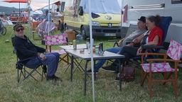 Besucher des Freak Valley Festivals campen auf dem Gelände.