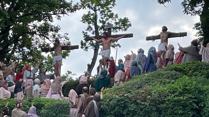 Das Bild zeigt die Kreuzigung Jesu bei der Passion auf der Freilichtbühne in Hallenberg.
