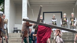 Das Bild zeigt Jesus wie er fasst unter der Last des Kreuzes zusammenbricht 