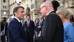 Macron bei seiner Ankunft am Rathaus, Oberbürgermeister Markus Lewe gibt ihm die Hand.