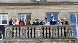 Die Preisträger auf dem Balkon des Rathauses, auch dabei sind Ursula von der Leyen, Brigitte Macron, Frank Walter Steinmeier, Elke Büdenbender, Hendrik Wüst und Markus Lewe.