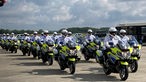 Ein Gruppe Polizisten auf Motorrädern.
