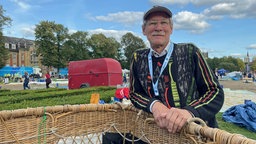 Ballonfahrer Wilhelm Eimers aus Moers in seinem Ballon-Korb