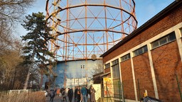 Ein rotes Gerüst, das Gasometer.