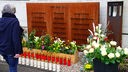 Trauertafel und Blumen für die Opfer vom Germanwings Absturz. 