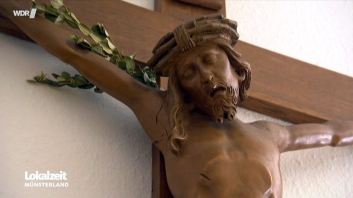 Hölzerne Christus-Figur am Kreuz. 