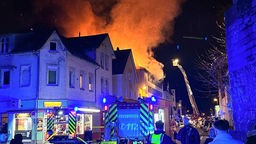 Feuerwehrleute arbeiten an einem Brand eines Wohnhauses in Bielefeld