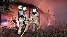 Feuerwehr löscht das Feuer in Mettingen