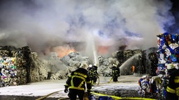 Feuerwehrleute löschen Großbrand in einem Entsorgungsbetrieb in Iserlohn