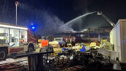 Großbrand auf einem Schrottplatz in Lage