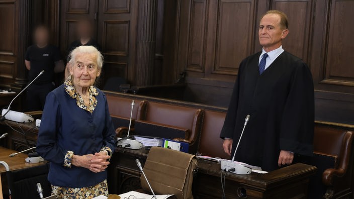 Alte Frau steht vor Gericht