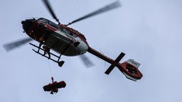 Ein Hubschrauber bringt die 19-Jährige in eine Klinik