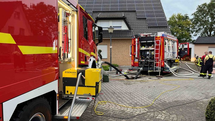 Feuerwehr pumpt Wasser aus Häusern