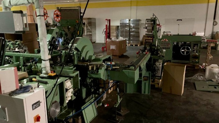 Eine illegale Zigarettenfabrik in Iserlohn von innen, zu sehen sind Maschinen und tausende fertig produzierte Zigaretten.