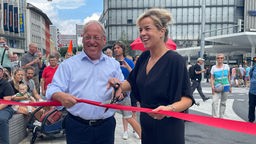NRW-Wirtschaftsministerin Mona Neubaur und Bielefelds Oberbürgermeister Pit Clausen eröffnen Jahnplatz