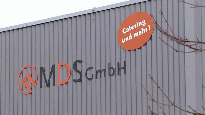 Zu sehen ist eine graue Hauswand und das Logo von der MDS GmbH