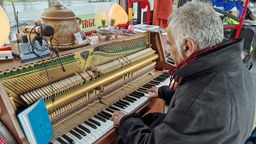 Fari Hadipour spielt Klavier