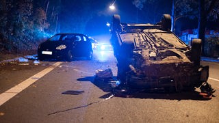 In Iserlohn sind bei einem schweren Verkehrsunfall in der Innenstadt am Wochenende fünf Menschen zum Teil lebensgefährlich verletzt worden. Nach Angaben der Polizei überschlug sich ein Auto nach dem Überholen und traf dabei einen unbeteiligten Fußgänger.