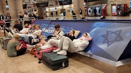Die Gruppe wartet 30 Stunden am Flughafen.