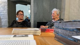 Die Schwestern Rosa Lev-Silberschmidt und Berta Aronson-Silberschmidt reden im Stadtarchiv von Borken.
