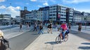 Der Jahnplatz in Bielefeld ist fertiggestellt, viele Menschen laufen nun über die Wege. 
