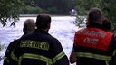 Ein Großaufgebot von Feuerwehr und Polizei sucht am und im Niedringhaussee in Lotte nach einem vermissten Mann