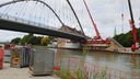 Die neue Kanalbrücke am Dortmund-Ems-Kanal wird über einen riesigen Stahlschlitten an ihre Stelle geschoben.