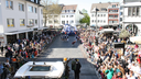 Ein Karnevalsumzug in Paderborn von einem Wagen aus fotografiert. Rechts und links stehen Schaulustige.