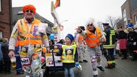 Als UHU-stic verkleidete Karnevalisten auf dem Nelkendienstagsumzug in Nordkirchen.
