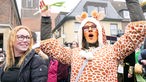 Eine als Giraffe verkleidete Karnevalistin und eine weitere, als Katze geschminkte Karnevalistin am Nelkendienstag in Nordkirchen.