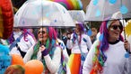 Mit bunten Perücken und Regenschirmen verkleidete Karnevalistinnen am Nelkendienstag in Olfen.