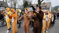 Der Musikverein musiziert in Tierkostümen auf der Straße