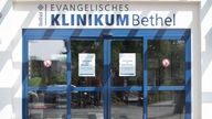Blick den Eingang des Evangelischen Klinikums Bielefeld Bethel