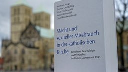Die Titelseite des Gutachtens "Macht und sexueller Missbrauch in der katholischen Kirche".