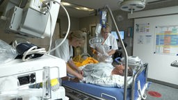 Zwei Pflegekräfte behandeln einen Patienten im St.Vincenz-Krankenhaus