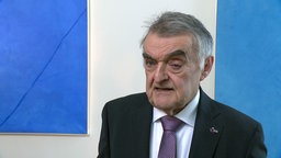 Das Foto zeigt Herbert Reul, Innenminister von NRW, in einem Interview