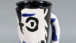 Ein Krug von Pablo Picasso mit schwarz-blauer Farbe auf weißem Hintergrund