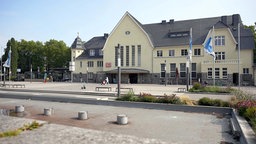 Bahnhofsgebäude und Bahnhofsvorplatz in Bad Godesberg