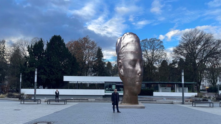 Skulptur Laurelle auf dem  Bahnhofsvorplatz in Bad Godesberg