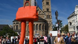 Skulptur einer Tasche mit Beinen in der Bonner Innenstadt