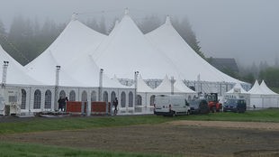 Die blütenweißen Festival-Zelte stehen auf der Wiese am Giller.