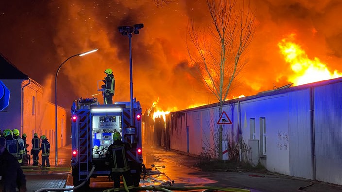 Feuerwehr bei Löscharbeiten in Industriegebiet in Rheda-Wiedenbrück 