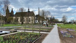 Blumenbeete vor einer Kirche auf der Landesgartenschau Höxter