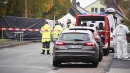 Mitarbeiter der Polizei arbeiten am Fundort der Leiche in Horn-Bad Meinberg