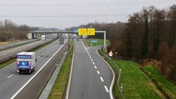 Eine befahrene Autobahn und eine parallel verlaufende Ausfahrt.