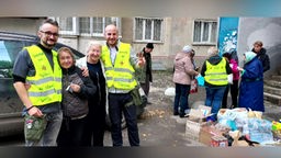 Helfer Simon Meier und Matthäus Wanzek in der Ukraine 
