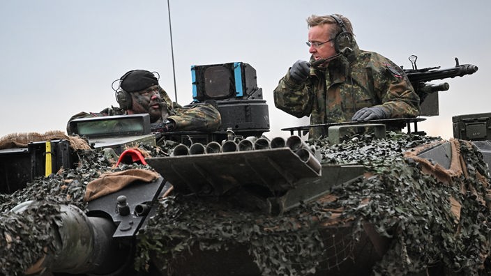 Verteidigungsminister Boris Pistorius im Panzer