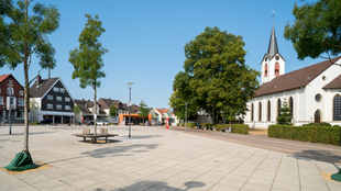 Das Bild zeigt einen Blick über einen Marktplatz auf die evangelisch-reformierte Kirche Leopoldshöhe.