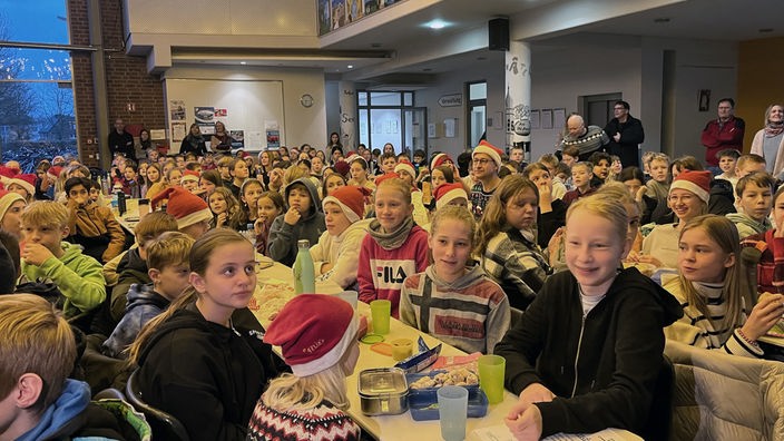 Die Schüler des Joseph-Haydn-Gymnasiums in Senden sind für den letzten Schultag in der Aula versammelt.